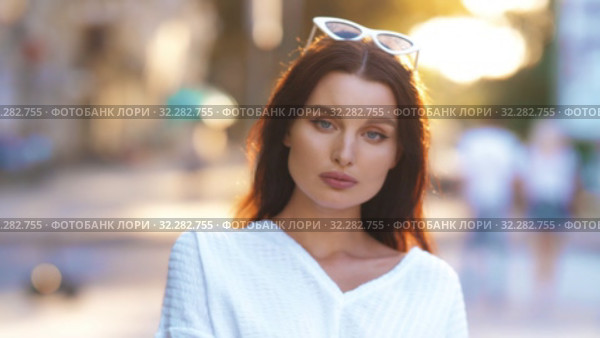 Young woman at the street. Стоковое видео, видеограф Илья Шаматура / Фотобанк Лори