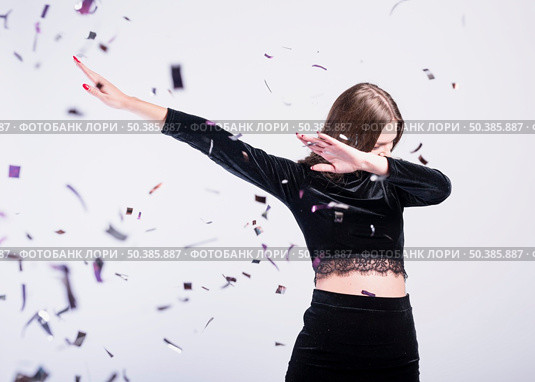young woman dab position. Стоковое фото, агентство Ingram Publishing / Фотобанк Лори
