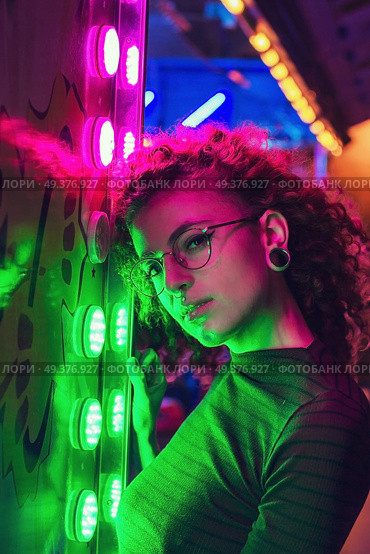 Young woman enjoying lights at night . Стоковое фото, агентство Ingram Publishing / Фотобанк Лори