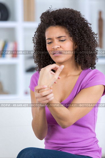 young woman holding her painful wrist. Стоковое фото, агентство Ingram Publishing / Фотобанк Лори