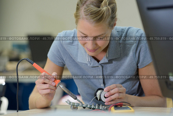 young woman in radio electronics lab. Стоковое фото, агентство Ingram Publishing / Фотобанк Лори