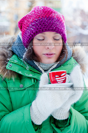Young woman in winter outfit enjoy a coffee. Стоковое фото, фотограф Kirill Kedrinskiy / Ingram Publishing / Фотобанк Лори
