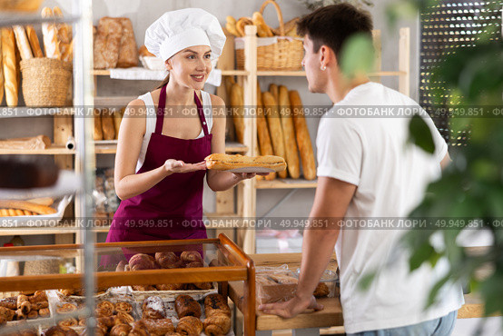 Young woman seller gives bocadillo to man buyer. Стоковое фото, фотограф Яков Филимонов / Фотобанк Лори