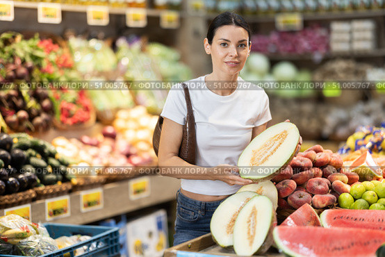 Young woman shopping in vegetable store and buy melon. Стоковое фото, фотограф Яков Филимонов / Фотобанк Лори