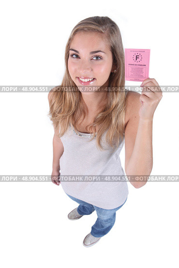 Young woman showing her new driving licence (French) Стоковое фото, агентство Ingram Publishing / Фотобанк Лори