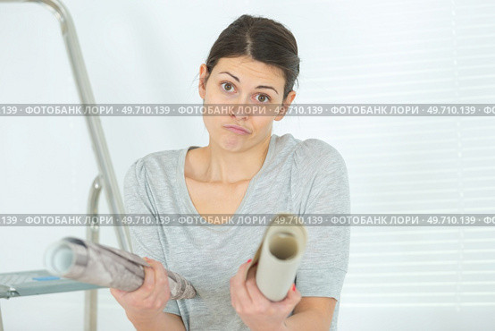 young woman unsure about repairs. Стоковое фото, агентство Ingram Publishing / Фотобанк Лори