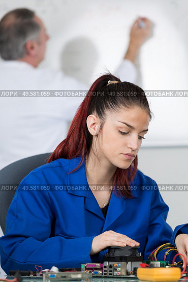 young woman using a multimeter. Стоковое фото, агентство Ingram Publishing / Фотобанк Лори
