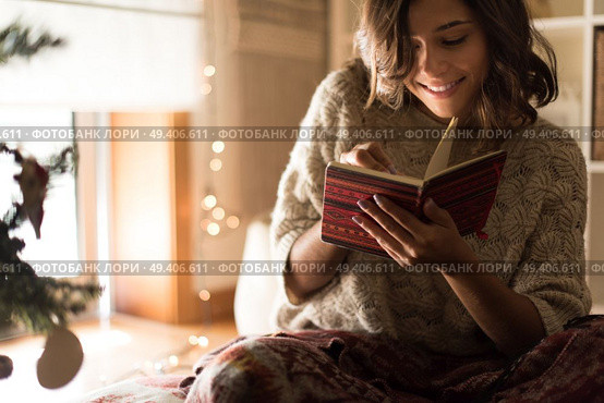 Young woman writing on a sketchbook. Стоковое фото, агентство Ingram Publishing / Фотобанк Лори