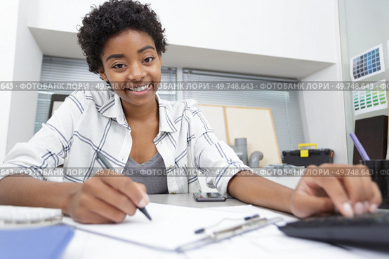 young woman writing on clipboard. Стоковое фото, агентство Ingram Publishing / Фотобанк Лори
