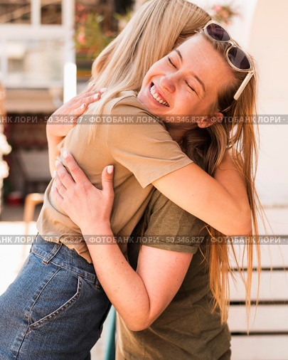 young women hugging each other. Стоковое фото, агентство Ingram Publishing / Фотобанк Лори
