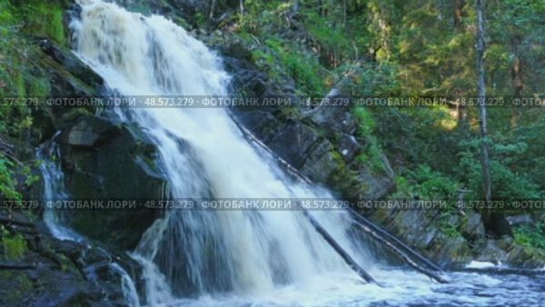 Yukankoski waterfall on the river Kulismayoki Karelia. Стоковое видео, видеограф Михаил Коханчиков / Фотобанк Лори