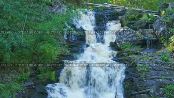 Yukankoski waterfall on the river Kulismayoki Karelia. Стоковое видео, видеограф Михаил Коханчиков / Фотобанк Лори