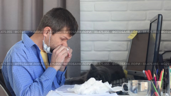 Заболевший мужчина сморкается в носовой платок, работая на карантине удаленно. Стоковое видео, видеограф Иванов Алексей / Фотобанк Лори
