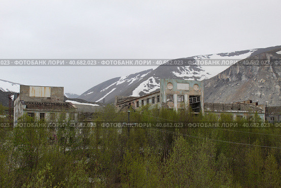Заброшенный дворец культуры Горняк в Кировске (2023 год). Стоковое фото, фотограф Иван Дуплик / Фотобанк Лори