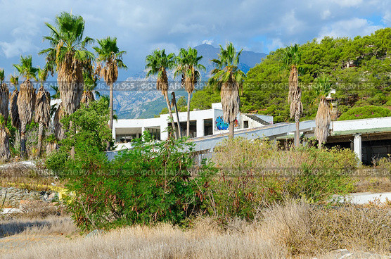 Заброшенный пятизвёздочный отель (ранее Holiday Area Eco Dream Club Sea Resort сети отелей Naturland) в Чамьюва, пригород Кемера, Турция (2022 год). Редакционное фото, фотограф Ольга Коцюба / Фотобанк Лори