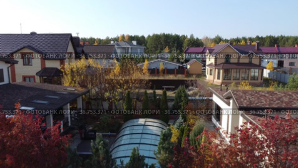 Загородный поселок осенью. Казань, Россия (2021 год). Стоковое видео, видеограф Вадим Хомяков / Фотобанк Лори