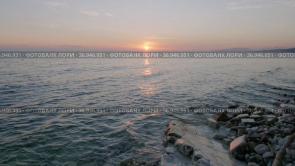 Закат на Черном море. Солнце садится в воду. Sunset on the Black Sea. The sun sets in the water. Стоковое видео, видеограф Евгений Романов / Фотобанк Лори