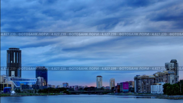 Закат над центральным городским прудом, Макаров мост, Екатеринбург, Россия. Таймлапс. Стоковое видео, видеограф Никита Майков / Фотобанк Лори