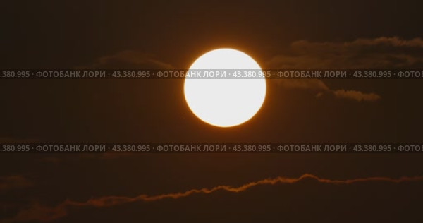 Закат солнца в облака. Покадровая съемка (тайм-лапс) Стоковое видео, видеограф Константин Шалькевич / Фотобанк Лори