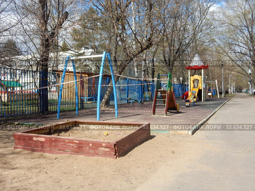 Закрытая для посещения детская площадка для предотвращения распространения коронавирусной инфекции. Уссурийская улица. Район Гольяново. Город Москва (2020 год). Стоковое фото, фотограф lana1501 / Фотобанк Лори