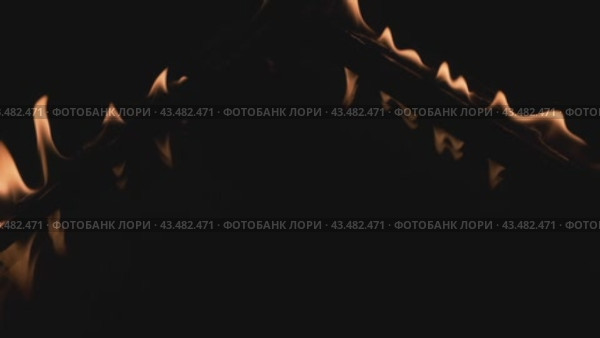 Замедленная съемка. Разжигание и горение огня в форме буквы v. Отражение пламени в воде. Стоковое видео, видеограф Александр Собко / Фотобанк Лори