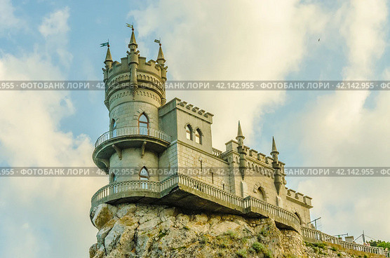 Замок "Ласточкино Гнездо" в Крыму (2019 год). Редакционное фото, фотограф Megapixx / Фотобанк Лори