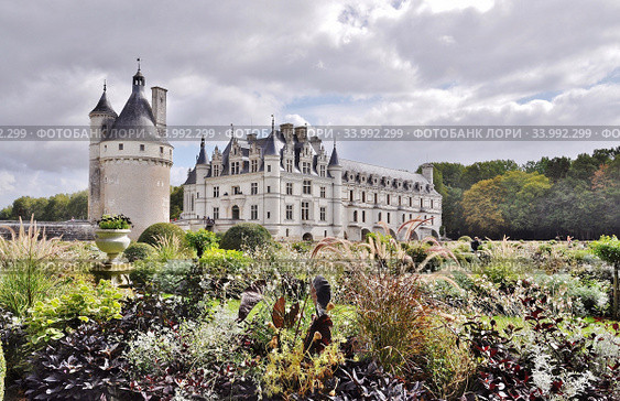 Замок Шенонсо (Château de Chenonceau) и древняя башня семьи де Марк рядом. Департамент Эндр и Луара. Франция (2019 год) Редакционное фото, фотограф Вера Смолянинова / Фотобанк Лори