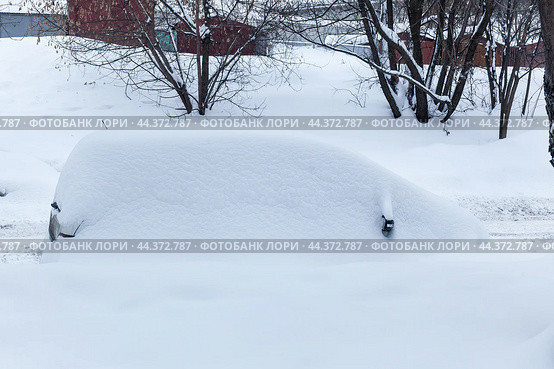 Занесенная снегом машина после сильного снегопада.  Car in a snowdrift after heavy snow. Стоковое фото, фотограф Лариса Гордеева / Фотобанк Лори