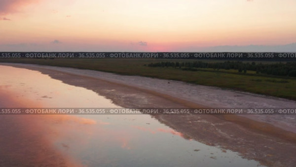 Западная Сибирь. Большое озеро. Закатное небо отражается в воде. Western Siberia. A large lake. The sunset sky is reflected in the water. Стоковое видео, видеограф Евгений Романов / Фотобанк Лори