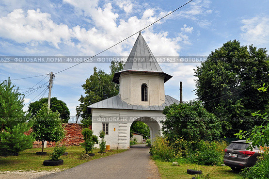 Западная сторона ворот конного двора (1740 год) усадьбы Гончаровых. Калужская область. (2022 год). Редакционное фото, фотограф Лариса Вишневская / Фотобанк Лори