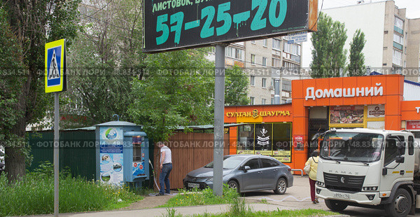 Заправка автомата по продаже чистой питьевой водой. Саратов. Редакционное фото, фотограф Евгений Будюкин / Фотобанк Лори
