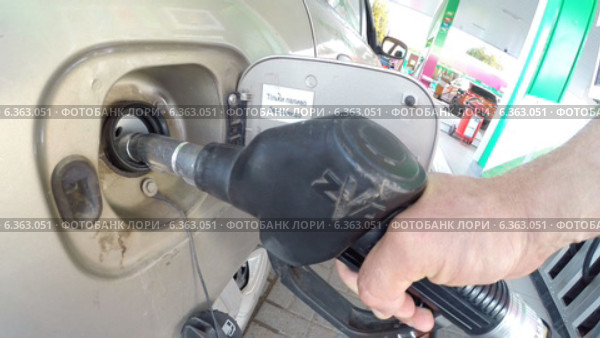 Заправка автомобиля на автозаправочной станции Башнефть (Россия) (2014 год). Редакционное видео, видеограф Mikhail Erguine / Фотобанк Лори