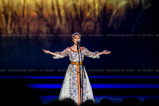 Заслуженная артистка РФ певица Пелагея (Ханова) на концерте. (2023 год). Редакционное фото, фотограф Андрей Дегтярёв / Фотобанк Лори