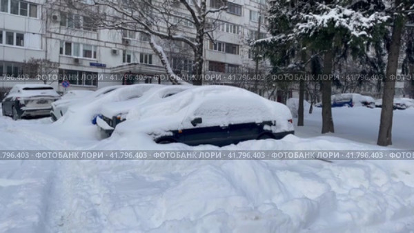 Заснеженная парковка во дворе жилого дома (2023 год). Стоковое видео, видеограф Щеголева Ольга / Фотобанк Лори