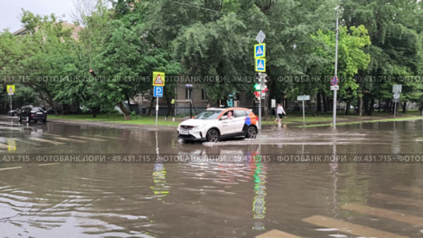 Затопленная улица после дождя. Москва, Писцовая улица. Редакционное видео, видеограф Мария Сергеева / Фотобанк Лори