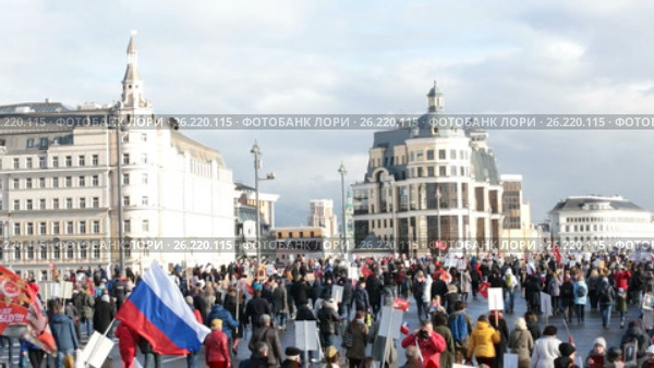 Завершение акции "Бессмертный полк" в День Победы 9 мая 2017г. в Москве. Тысячи людей идут по Большому Москворецкуму мосту с флагами и портретами своих близких - участников Великой Отечественной Войны. Редакционное видео, видеограф Олег Иванов / Фотобанк Лори
