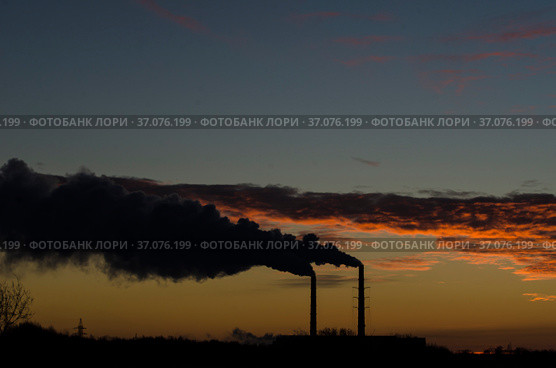 Завод дымит трубами на фоне заката. Стоковое фото, фотограф Яковлев Сергей / Фотобанк Лори