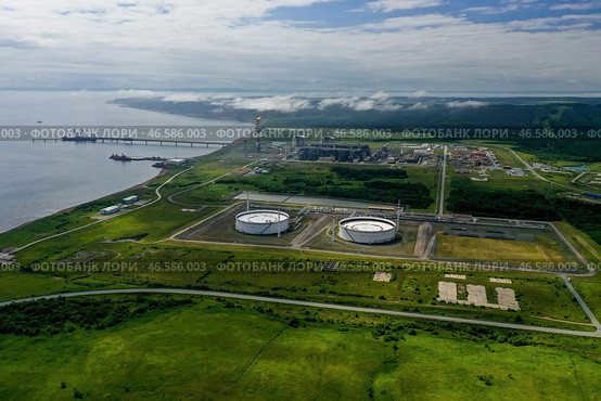 Завод по производству сжиженного природного газа и терминал отгрузки нефти. Стоковое фото, фотограф Юрий Смитюк / ТАСС / Фотобанк Лори