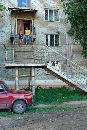 Заводоуковск. Вход в дом на третьем этаже (2009 год). Редакционное фото, фотограф Александр Тараканов / Фотобанк Лори