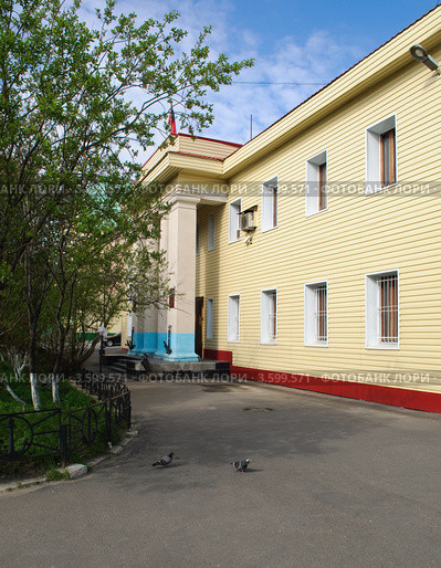 Здание администрации, город Полярный, Мурманская область (2012 год). Стоковое фото, фотограф Вячеслав Палес / Фотобанк Лори