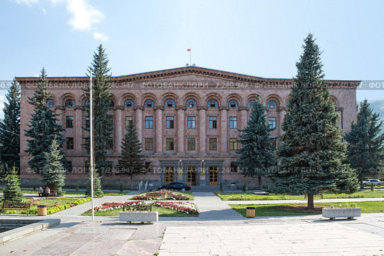 Здание администрации города  и площадь украшенная елями . Кировакан ( Ванадзор). Армения (2014 год). Стоковое фото, фотограф Emelinna / Фотобанк Лори