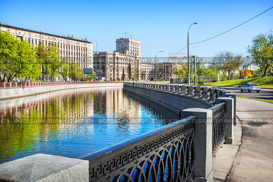 Здание Бауманского университета и Головинская набережная, река Яуза, Москва (2022 год). Стоковое фото, фотограф Baturina Yuliya / Фотобанк Лори