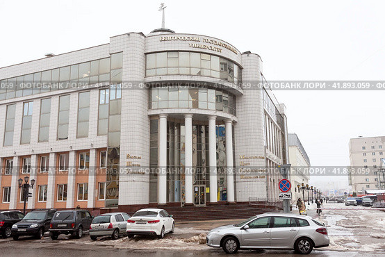 Здание Белгородского Государственного Университета. Высшая школа управления НИУ БелГУ, корпус 17. Город Белгород (2023 год). Редакционное фото, фотограф Кекяляйнен Андрей / Фотобанк Лори