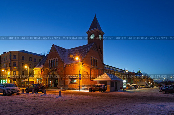 Здание городского рынка поздним вечером. Выборг. Редакционное фото, фотограф Дмитрий Мельников / Фотобанк Лори