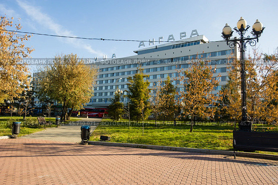 Здание гостинницы Ангара  на центральной площади Кирова (Сперанского) в городе Иркутске осенние кадры (2019 год). Редакционное фото, фотограф Юрий Карачев / Фотобанк Лори