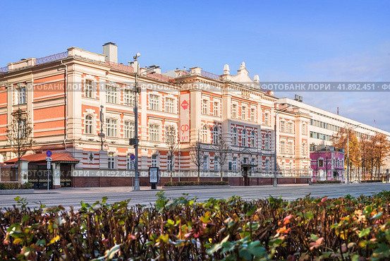 Здание института МГЮА, Садовая-Кудринская улица, Москва (2021 год). Стоковое фото, фотограф Baturina Yuliya / Фотобанк Лори