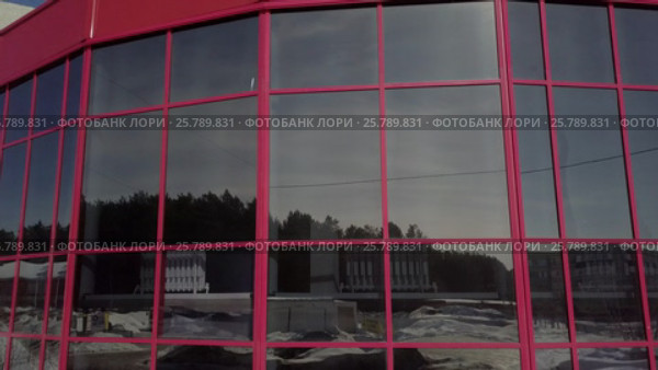 Здание из стекла. Стоковое видео, видеограф Алексей Кокорин / Фотобанк Лори