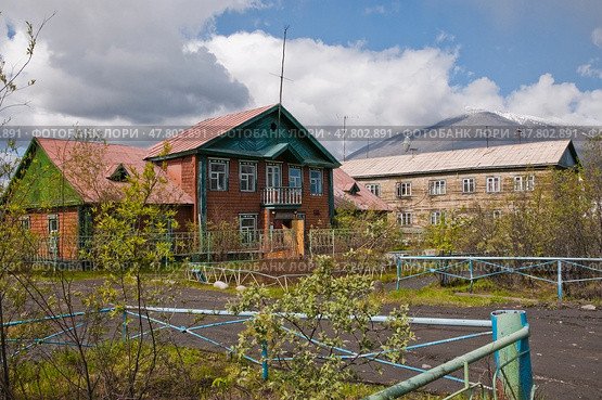 Здание Краеведческого музея в поселоке Усть-Нера ( Республика САХА ). И это,  пожалуй единственное здание с момента основания этого поселка.  Поселок появился в 1937 году, стоит на Федеральной автотрассе " Колыма " ( Магадан-Якутск ), протяженность которой 2032 км. Эту автотрассу строили в те же годы заключенные. Поселок существует за счет налогов от золотодобывающих предприятий. (2010 год). Редакционное фото, фотограф Павел Просянов / Фотобанк Лори