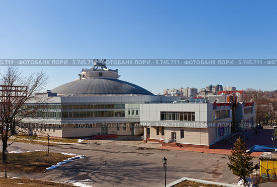 Здание Курского государственного цирка (основан в 1971 г., нынешний вид с 2011 г.) (2014 год). Редакционное фото, фотограф Иван Марчук / Фотобанк Лори