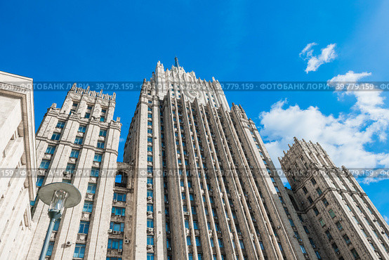 Здание Министерства Иностранных Дел (МИД) в солнечный осенний день. Москва. Россия (2022 год). Редакционное фото, фотограф E. O. / Фотобанк Лори